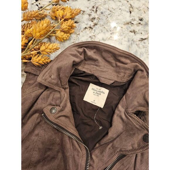 Abercrombie and Fitch suede vest. Perfect festival outfit piece - Picture 4 of 6